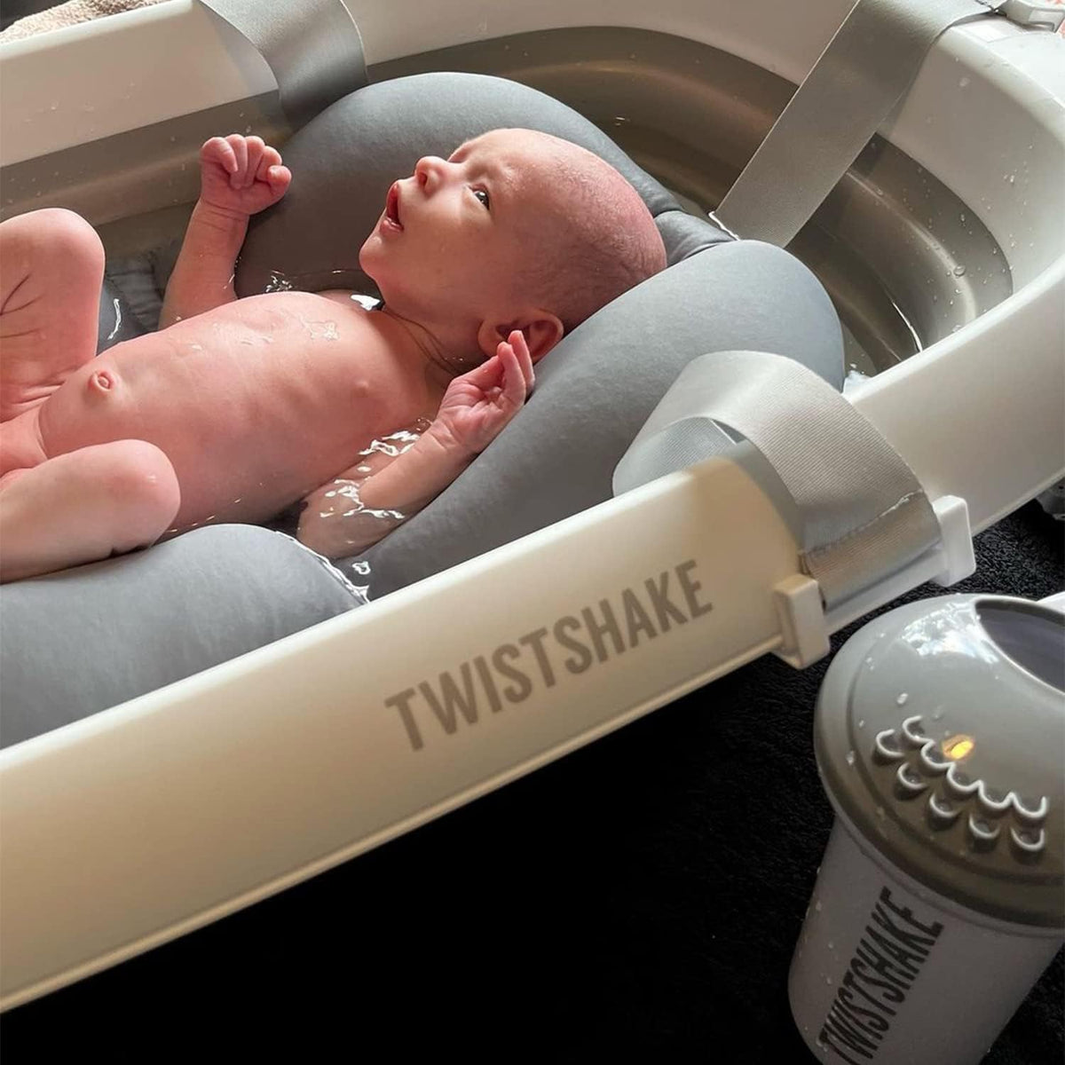 Twistshake Baby Bad Kit - Set van 4|Opvouwbaar Badje + Kussen + Bad Beker + 8x Herbruikbare Knijpzakjes van 220ml |Lichtgewicht- Draagbaar- Gemakkelijk Schoon Te Maken|Ergonomisch Ontwerp|BPA/BPS Vrij
