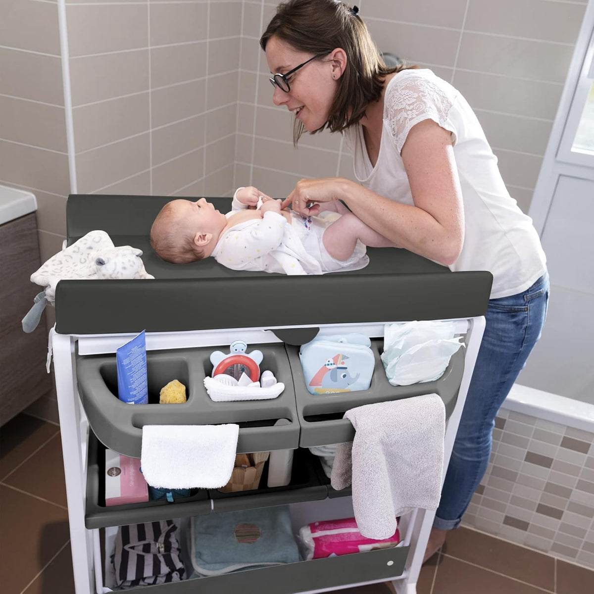 Bebeconfort Dolphy, 2-in-1 Baby Bad & Verschoontafel, 0-12 Maanden(max. 11 kg), Eenvoudig Verplaatsen met 4 Wielen, Meerdere Opbergvakken, Gewatteerd Verschoonkussen, Easy Tub Drainage, Grey Mist
