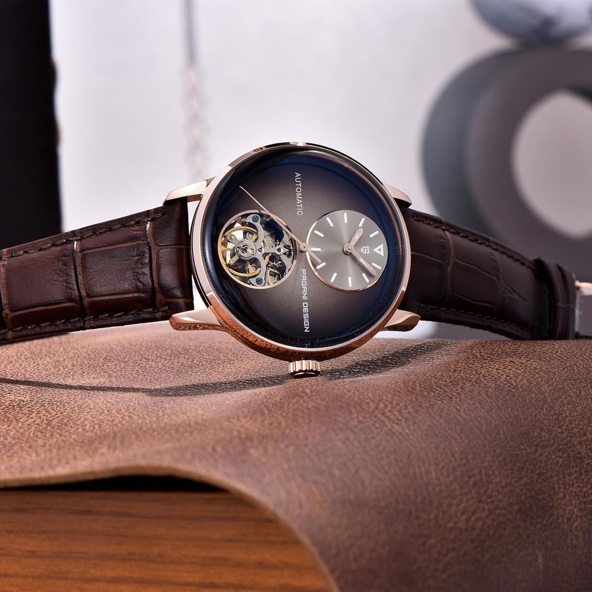 Pagani Design Herenhorloges, automatisch, waterdicht, analoog, individueel design, skelet, kleine lunette met PU-lederen band, elegante cadeaus voor mannen (lichtbruin), bruin