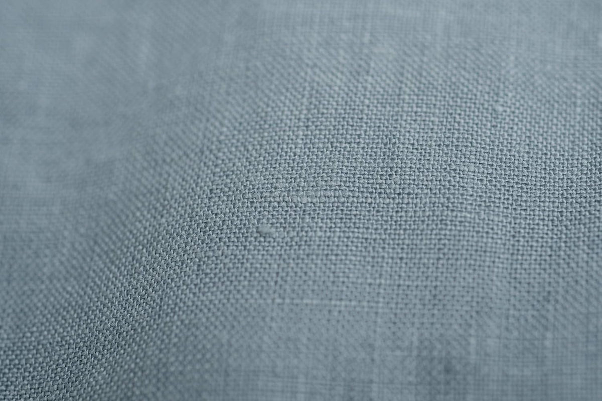 Beddengoedset van 100% stonewashed linnen in grijs-blauw. De set bevat 1 dekbedovertrek van 135 x 200 cm en 1 kussensloop van 40 x 80 cm. Dekbedovertrek met ritssluiting, kussenslopen met