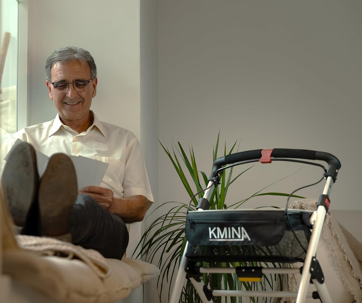 KMINA KMINA Pro Rollator, 4-wielig, opvouwbaar, licht, voor volwassenen, binnen en buiten, hoge mand, smal in hoogte, zwart