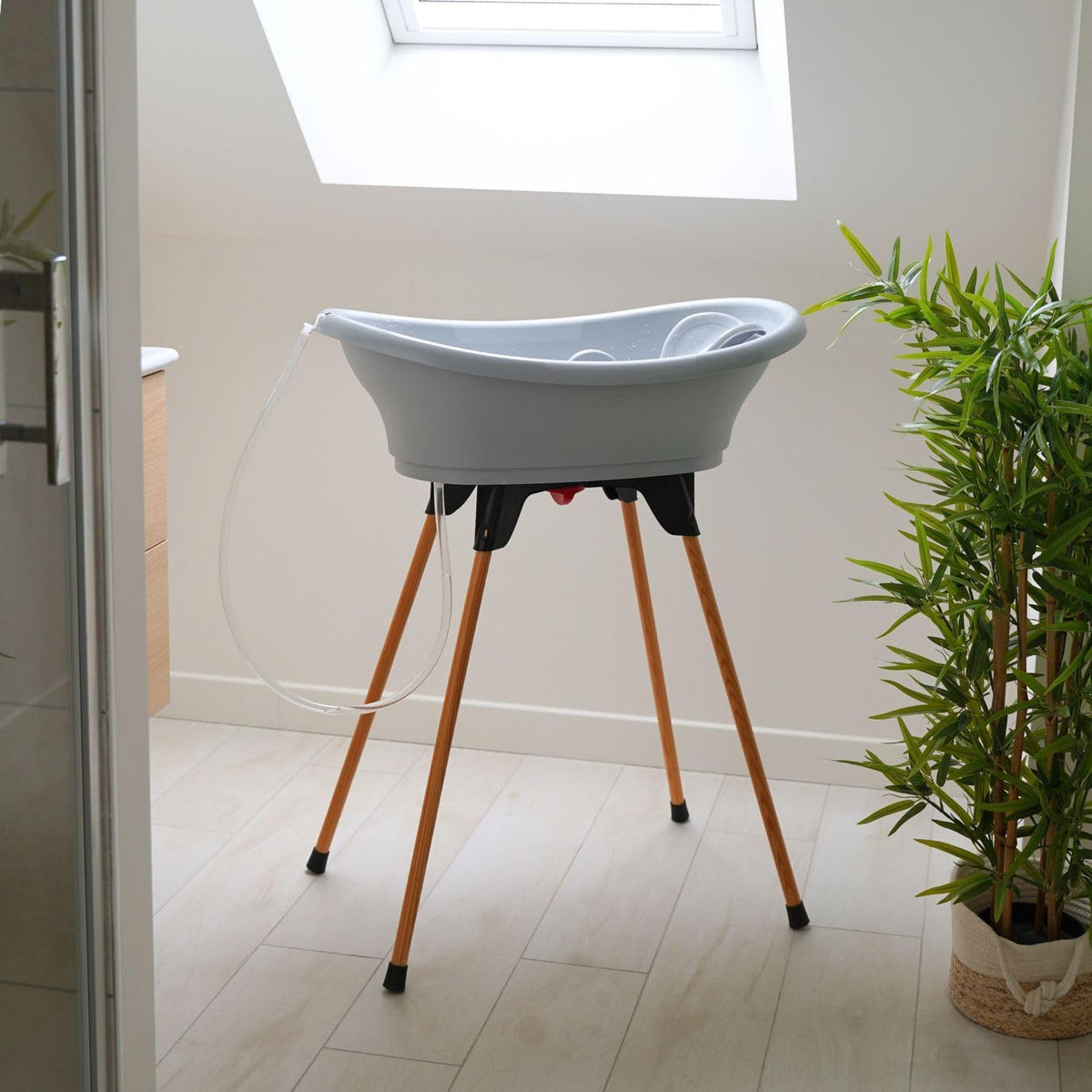 THERMOBABY - VASCO 5-in-1 babybad – badkuip, houten voet, afvoerslang, badstoel, thermometer – charmegrijs – opvouwbaar en stabiel – gemaakt in Frankrijk