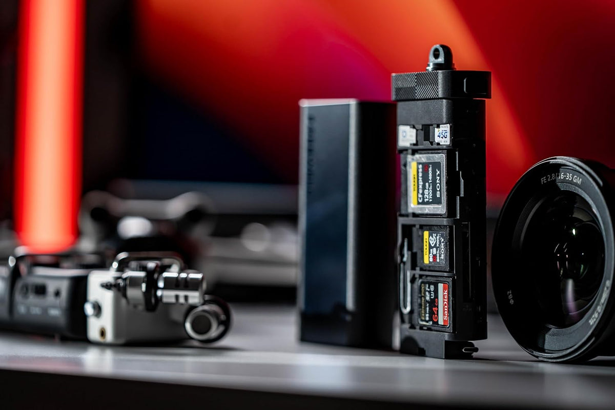 Freewell USD 3.2 10GBps Pro Reader Veelzijdige CF Express A, CF Express B, SD en Micro SD-kaartlezer en houder voor fotografie- en videoprofessionals