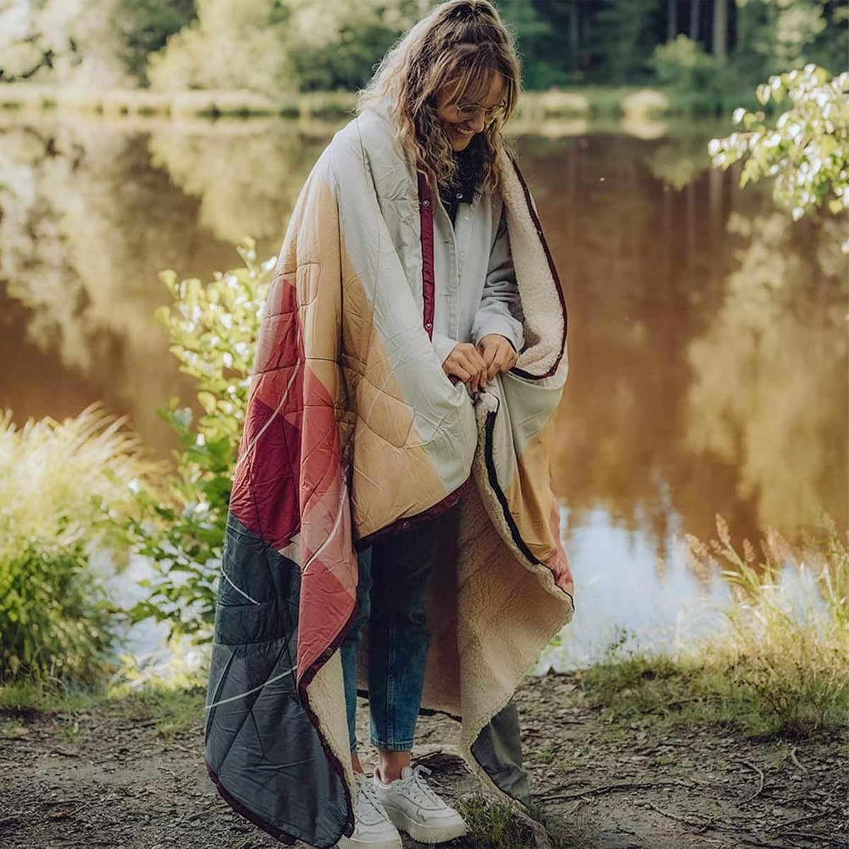 VOITED x BUSBOXX CloudTouch® Red Stripe 4-in-1 campingdeken, multifunctionele outdoordeken, kussen, slaapzak en poncho, waterafstotend, van gerecyclede materialen