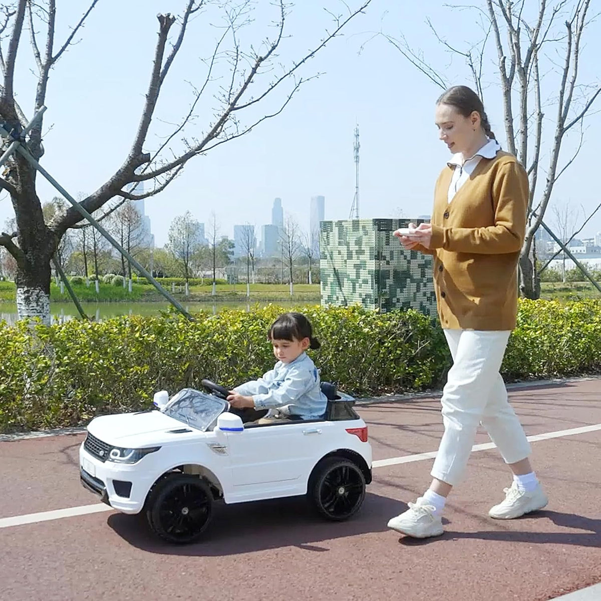 HOMCOM Elektrische auto voor kinderen, SUV, elektrisch voertuig, 12 V, dubbele motoren, snelheden 3-5 km/u, veerophanging, afstandsbediening 2,4 G, ledlampen, muziek en claxon, 3-6 jaar, wit