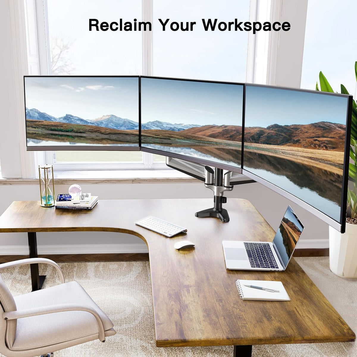 HUANUO Drievoudige Monitor Standaard voor 13-32 Inch Gebogen Flatscreens, In Hoogte Verstelbare Monitorarm met Kolom, Full Motion Gasveer Monitorsteun, Gewichtscapaciteit 8kg Per Arm