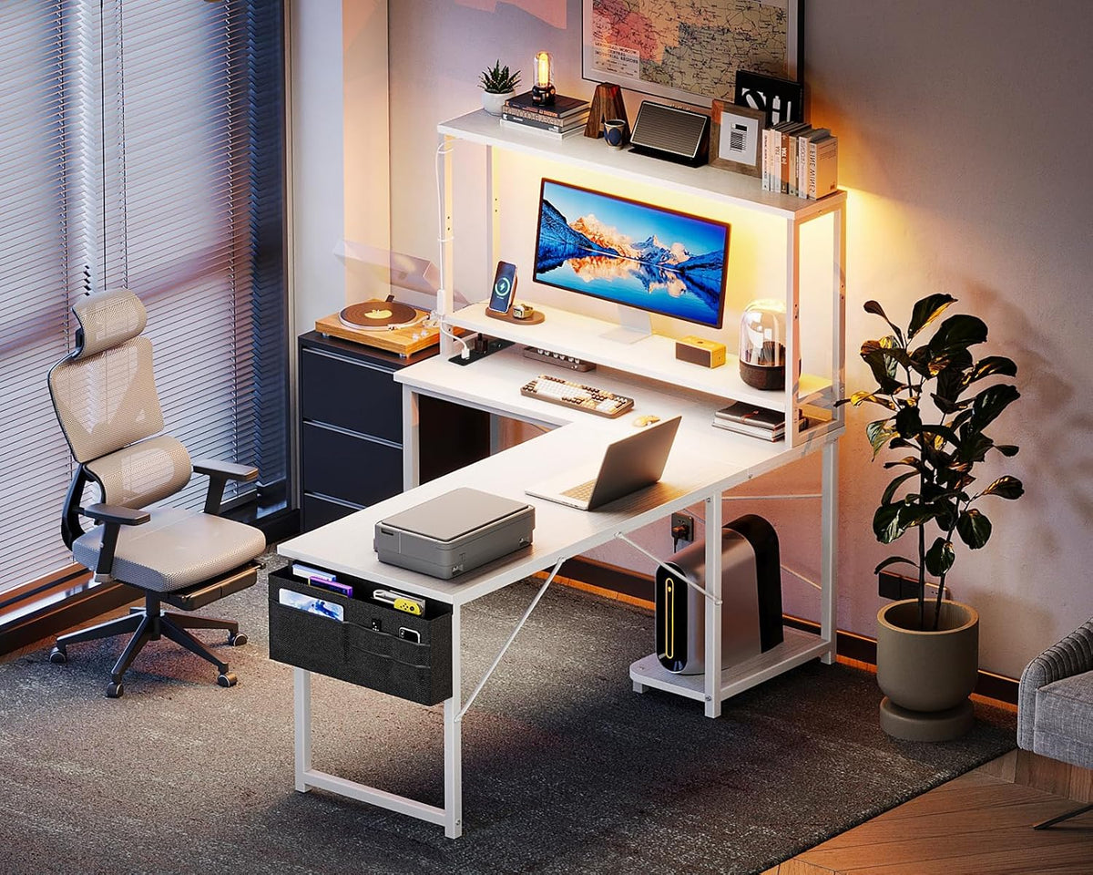 Coleshome Gaming tafel L-vorm met led en stopcontacten, 135 × 100 cm omkeerbaar gamingbureau met legplanken, hoekbureau met opbergtas voor thuiskantoor en gaming, wit