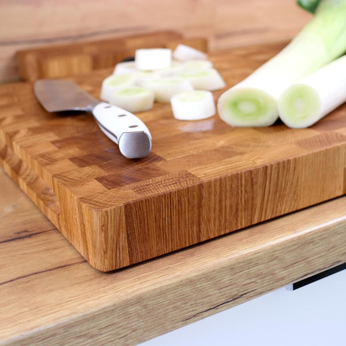 B4K® Snijplank met standaard van eikenhout, 45 × 30 × 4 cm, massief hakblok, antibacteriële hersenhouten plank met handgrepen en siliconen voeten, perfect voor keuken, vlees en barbecue