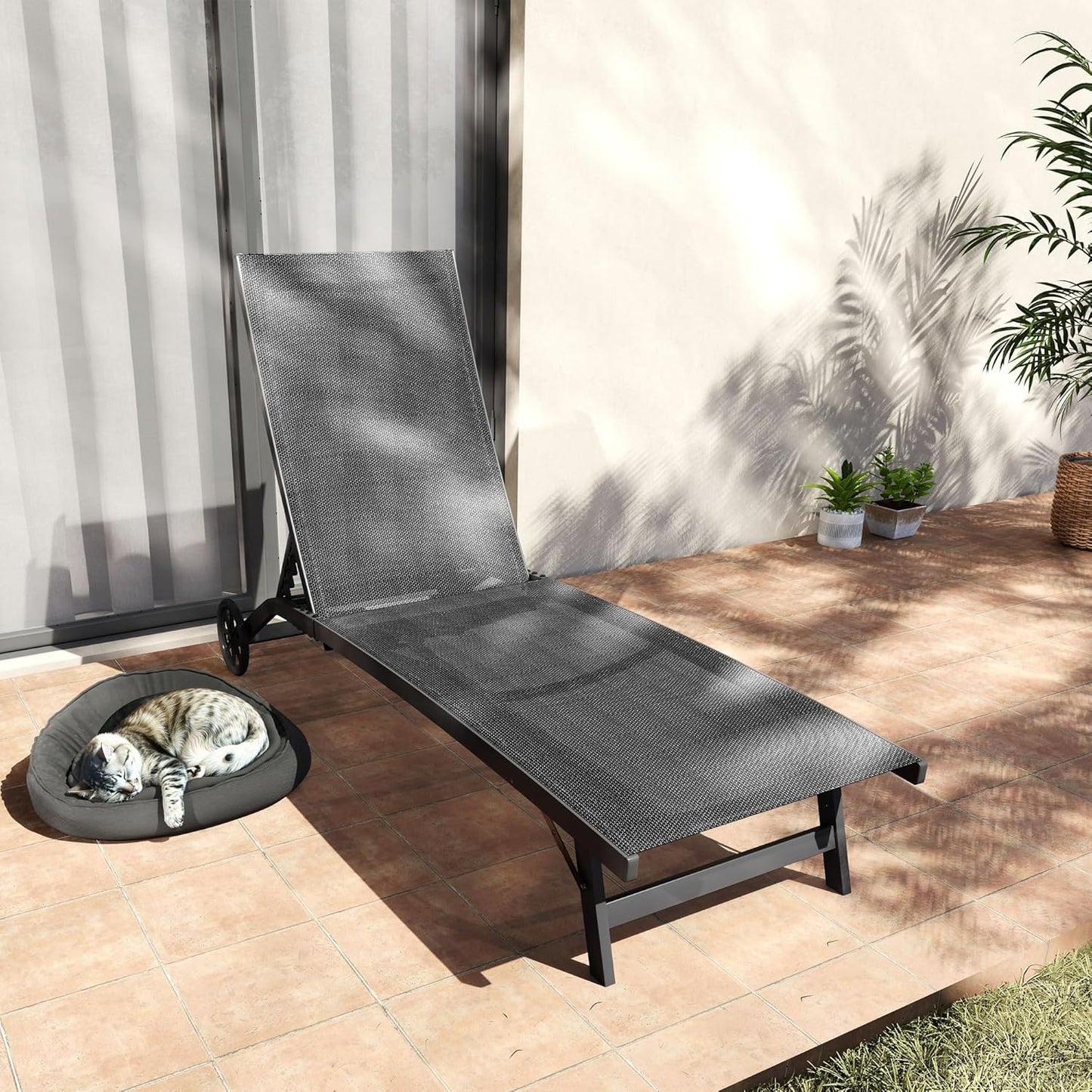 Outsunny Sonnenliege mit Rolle, Gartenliege Alu Liegestuhl mit 5-Fach verstellbare Rückenlehne, wetterfeste Campingliege, Gartenstuhl bis 150 kg load bar, für Garten Urlaub Strand Pool, Schwarz - QUORE