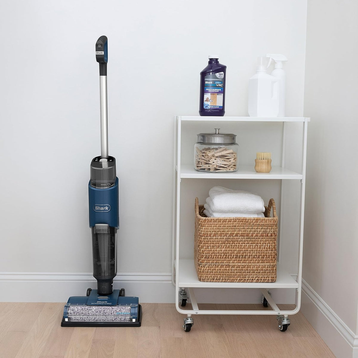 Shark HydroVac Vloerreiniger met Snoer, Antimicrobiële Borstelrol, Geur-Neutraliserende Multi-Oppervlakte Oplossing & 7,6m Snoer, Zelfreinigend, Zuigt & Dweilt Natte & Droge Vlekken, Blauw WD100EU