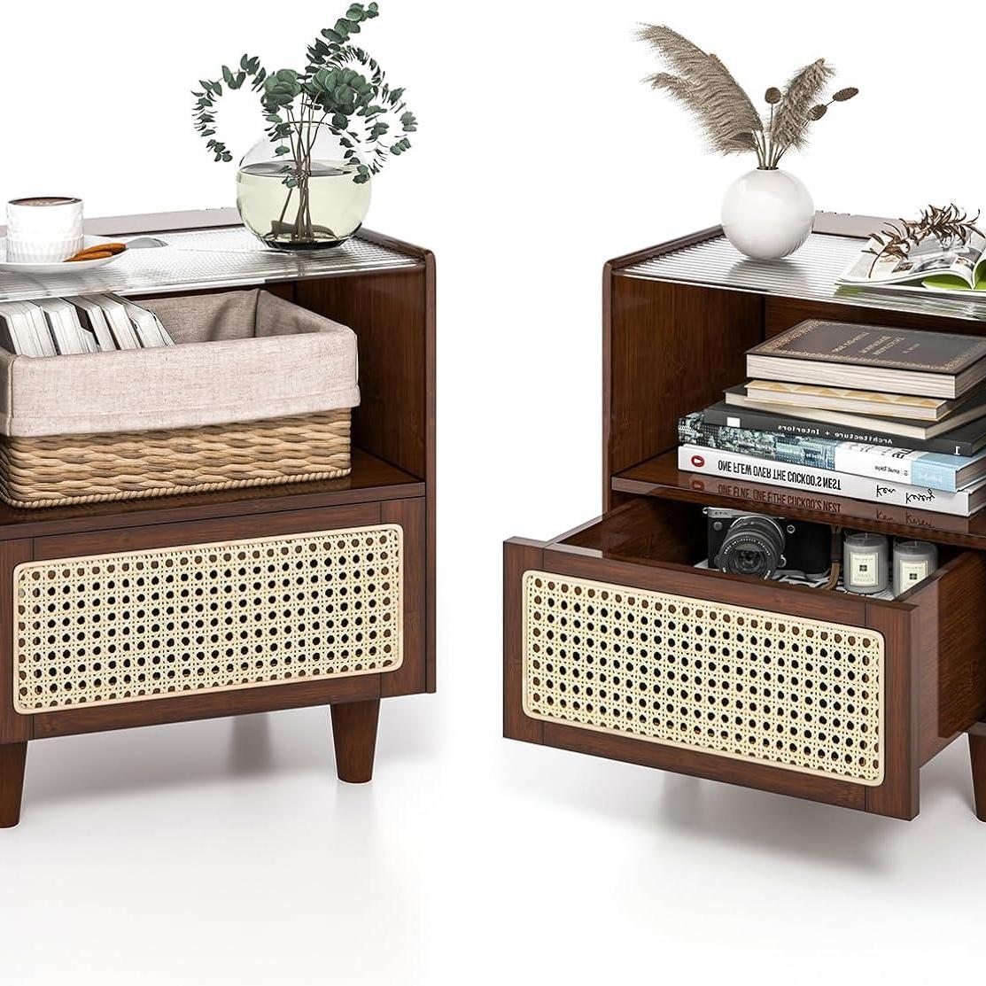 Bamboe Nachtkastje – Bedside Table – Nachtconsole – Slaapkamerkastje – Dressoir – Rieten Lade – Glasbladt – 43 x 35 x 50 cm – Verborgen Kabelopslag