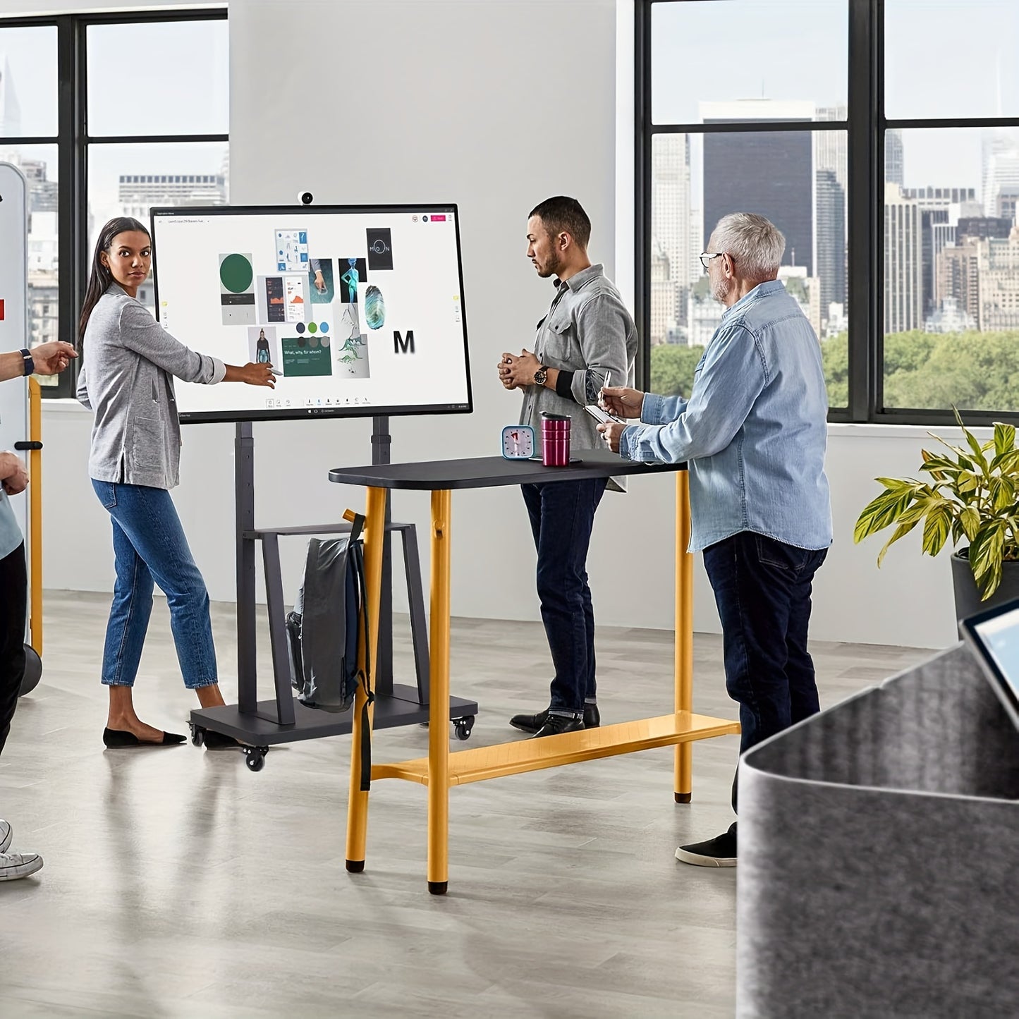 TV Meubel Mobiel – TV standaard – TV trolley – verrijdbare TV-stand – Mobiele TV-houder – Verstelbare Hoogte 32-80 Inch – Draagkracht 65 kg Met Metalen Planken