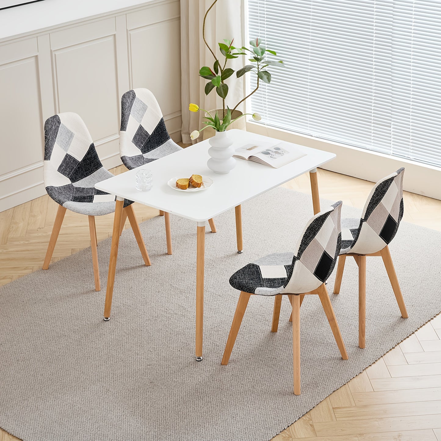 Eetkamerstoel – Stoel – Kuipstoel – Eetkamerstoelen – Keukenstoel – Scandinavisch Design – Ergonomisch – Beukenhouten Poten – Linnen Bekleding – Sponsvulling – Zwart-Wit Geruit