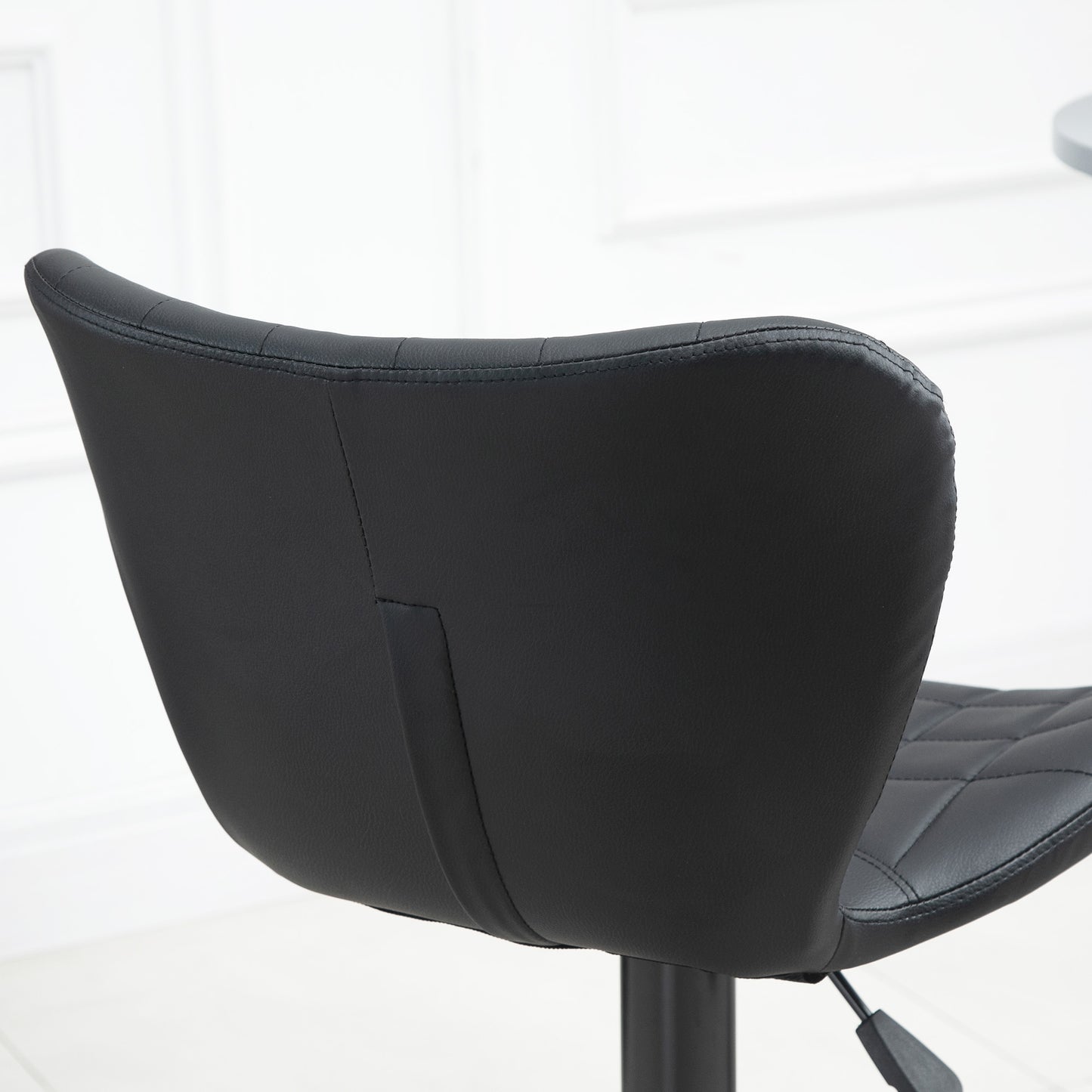 Barkruk – Barstoel – Bistrokruk – Keukenstoel – Kruk – Kunstleer – 360° Draaibaar – Verstelbare Zithoogte 89-109 cm – Zwarte Bekleding