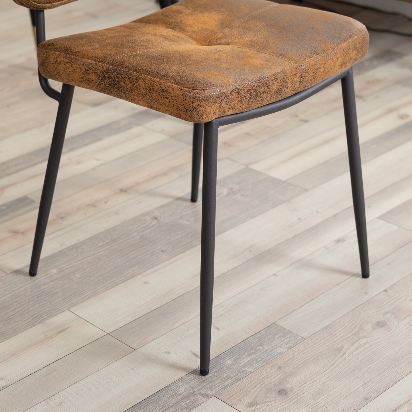 Bureaustoel – Bureaustoel – Gamestoel – Werkstoel – Retro Stoel – Set van 2 Bruine Suède Stoelen – Compact 45x54x82 cm – Met Metalen Frame