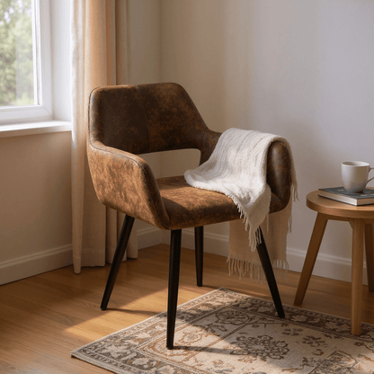 Loungefauteuil – Retro Stoel – Relaxfauteuil – Leunstoel – Zithoekstoel – Bruin Suède – Holle Rugleuning – Verstelbare Voetdoppen – Modern Design – 56x56x78,5 cm