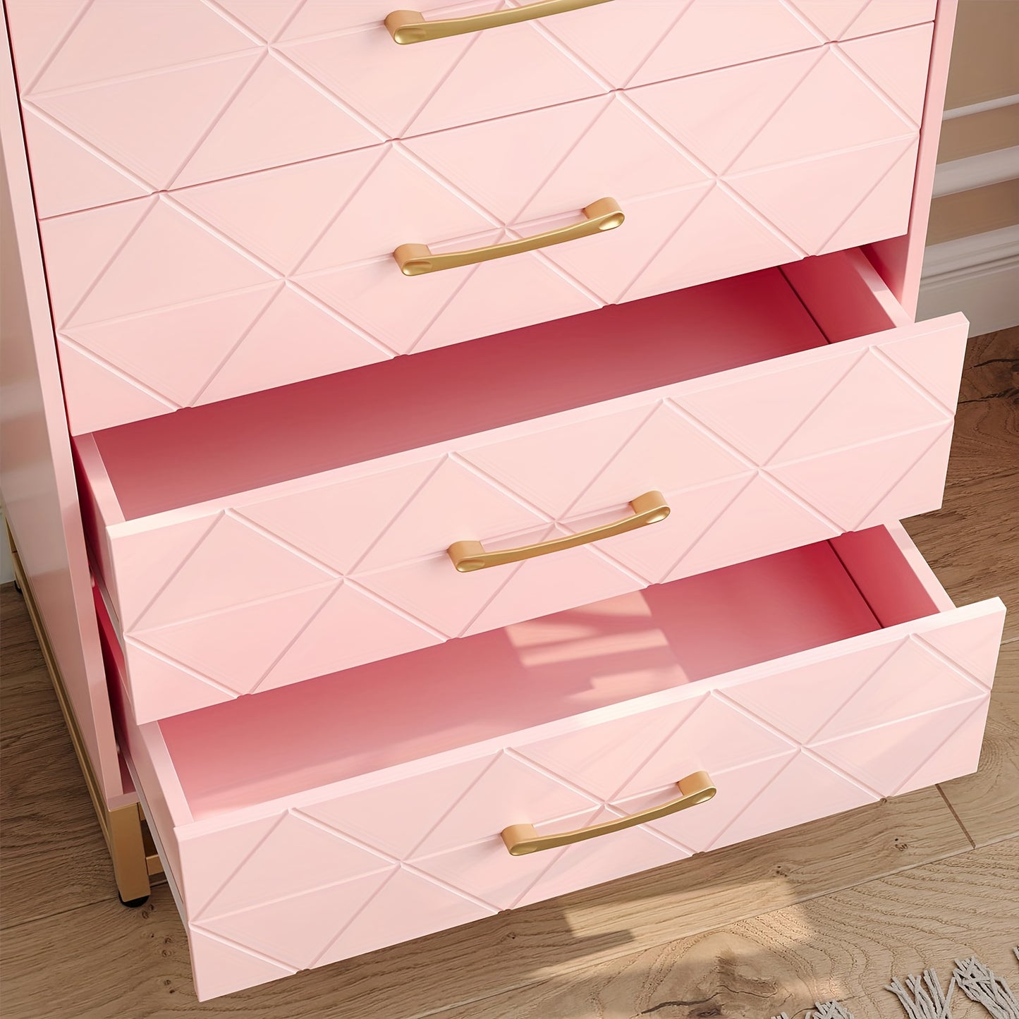 Nachtkastje – Ladekast – Bijzettafel – Opbergkast – Kast – Roze – 4 Lades – Hout – 69 cm Hoog – Gouden Handgrepen – Modern Minimalistisch Design