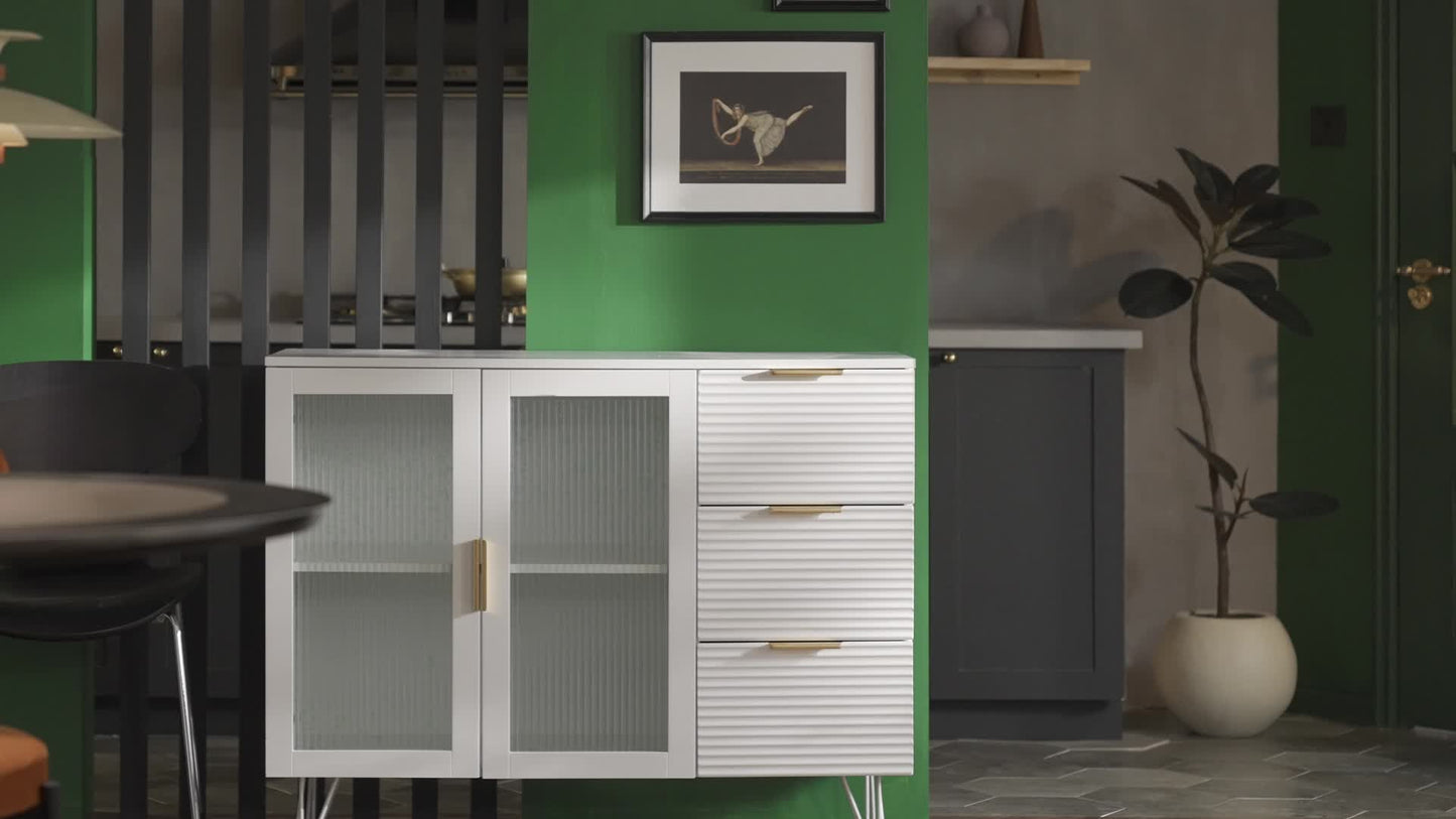 Keukenkastje – Keukenkast – Opbergkast – Buffetkast – Ladeskast – Wit Met Gouden Details – 3 Lades En 2 Glazen Deuren – MDF En Metaal
