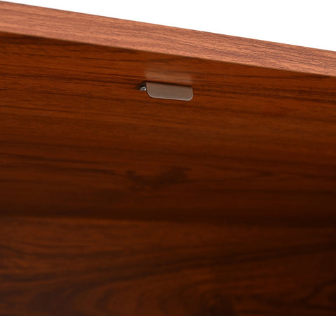 Dressoir - Walnoot - met 3 Deuren - Veel Opbergruimte - Kunstrotan Deuren - en Metalen Handgrepen is een Accentstuk in de Eetkamer - Woonkamer en Keuken.