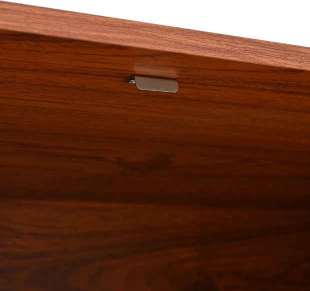 Dressoir - Walnoot - met 3 Deuren - Veel Opbergruimte - Kunstrotan Deuren - en Metalen Handgrepen is een Accentstuk in de Eetkamer - Woonkamer en Keuken.