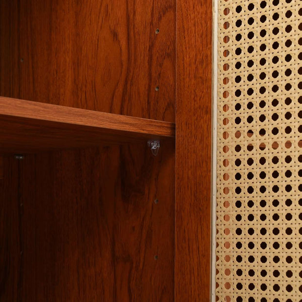 Gutent Dressoir, Walnoot, met 3 deuren, Veel Opbergruimte, Kunstrotan Deuren en metalen handgrepen, is een accentstuk in de eetkamer, woonkamer en keuken.