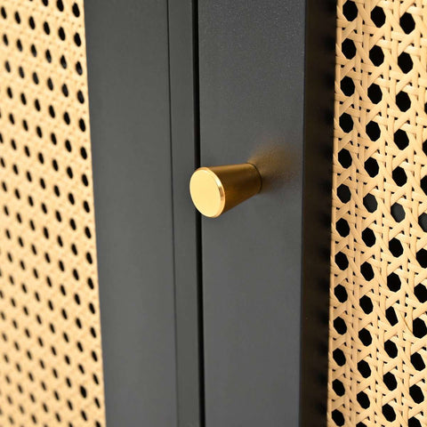 Gutent Dressoir, Zwart, met 3 deuren, Veel Opbergruimte, Kunstrotan Deuren en metalen handgrepen, is een accentstuk in de eetkamer, woonkamer en keuken.