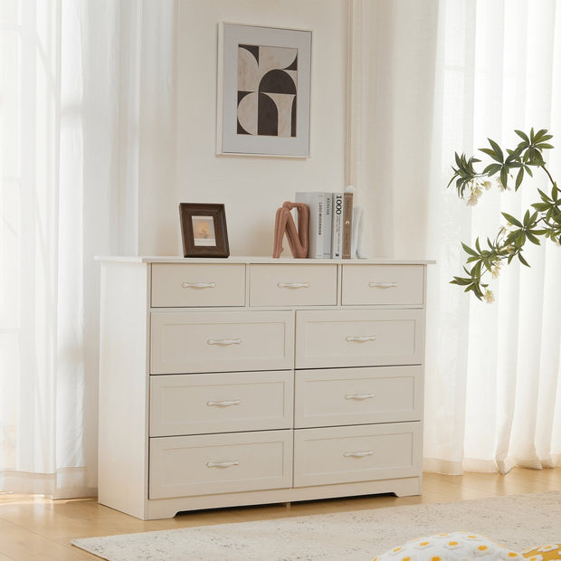 Witte Ladekast met 9 Lades – Grote Opbergkast 120x40x88 cm – Gelakt Halmeubel met Golvend Design en Slagvaste Hoeken – Voor Woonkamer, Badkamer of Slaapkamer
