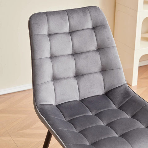 Set van 4 Moderne Eetkamerstoelen –  Grijs - Fluwelen Gewatteerde Stoelen met Ijzeren Poten – Nordic Stoelen voor Keuken en Woonkamer – Zwart Metalen Frame – Minimalistische Eetkamerstoel