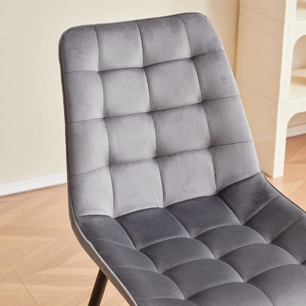 Set van 4 Moderne Eetkamerstoelen –  Grijs - Fluwelen Gewatteerde Stoelen met Ijzeren Poten – Nordic Stoelen voor Keuken en Woonkamer – Zwart Metalen Frame – Minimalistische Eetkamerstoel
