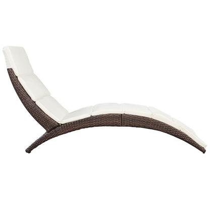 Rattan Ligstoel – Lounger – Zonnebed – Ligbank – Tuinstoel – Weerbestendig PE Rattan – Extra Comfortabel Crème Kussen – Handmatig Verstelbaar – Opvouwbaar – Bruin