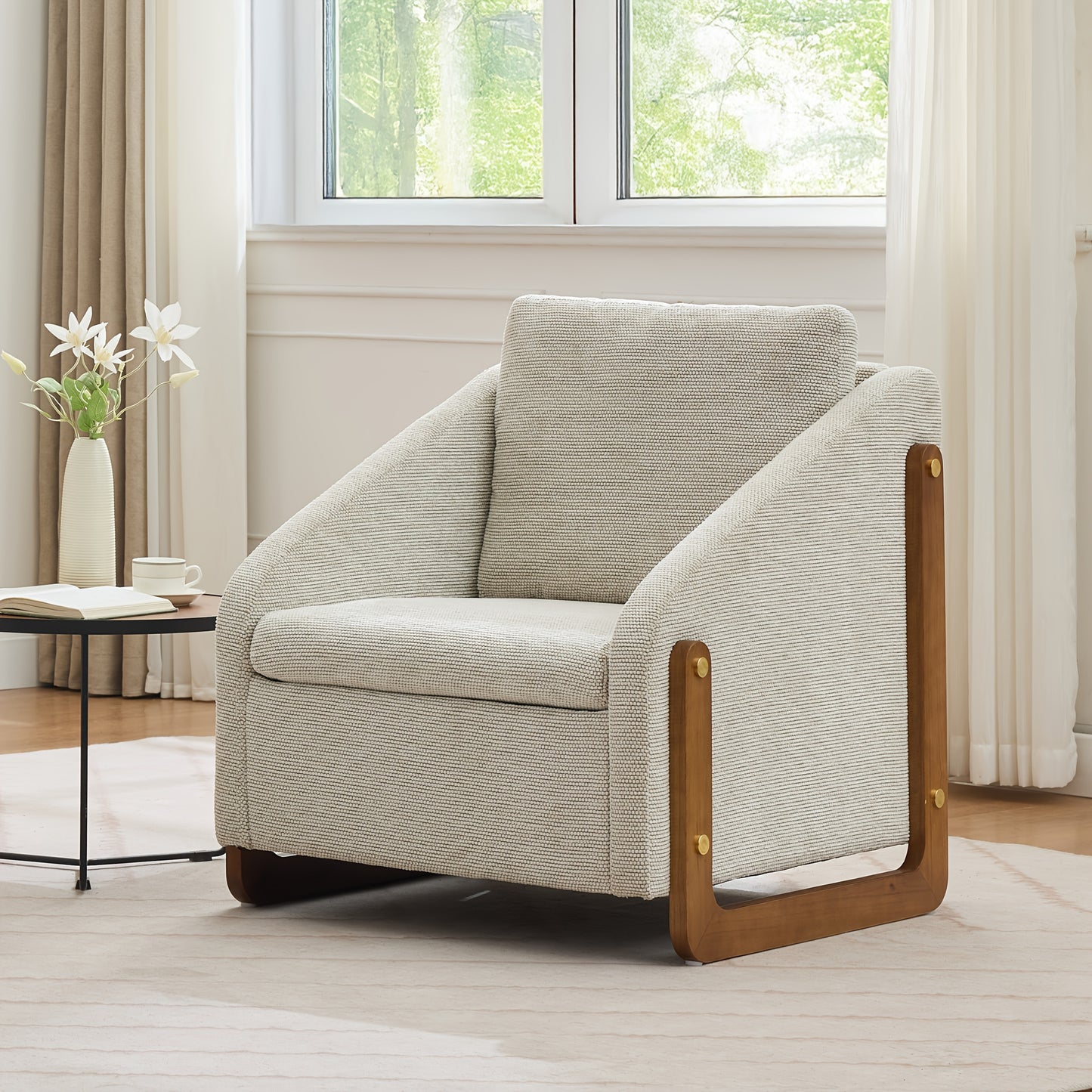 Fauteuil – Lounge Stoel – Leunstoel – Relax Stoel – Beige Chenille – Met Houten Armleuningen – Inclusief Zitkussen – Compact 73,5x73,5x73,5 cm