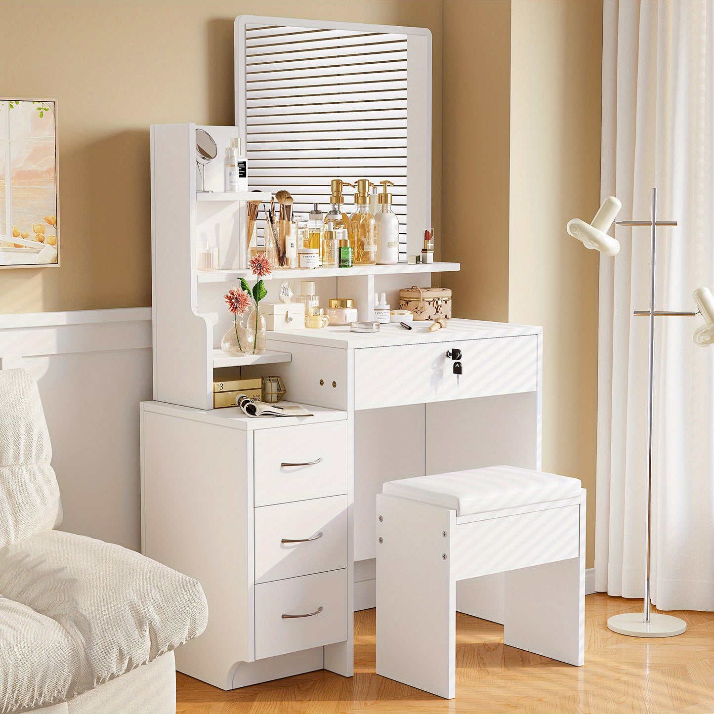 Make-up Tafel – Schoonheidstafel – Visagiehoek – Make-up Bureau – Vanity Table – Luxe Wit Design – 4 Lades & Open Planken – Zacht PU Leren Krukje