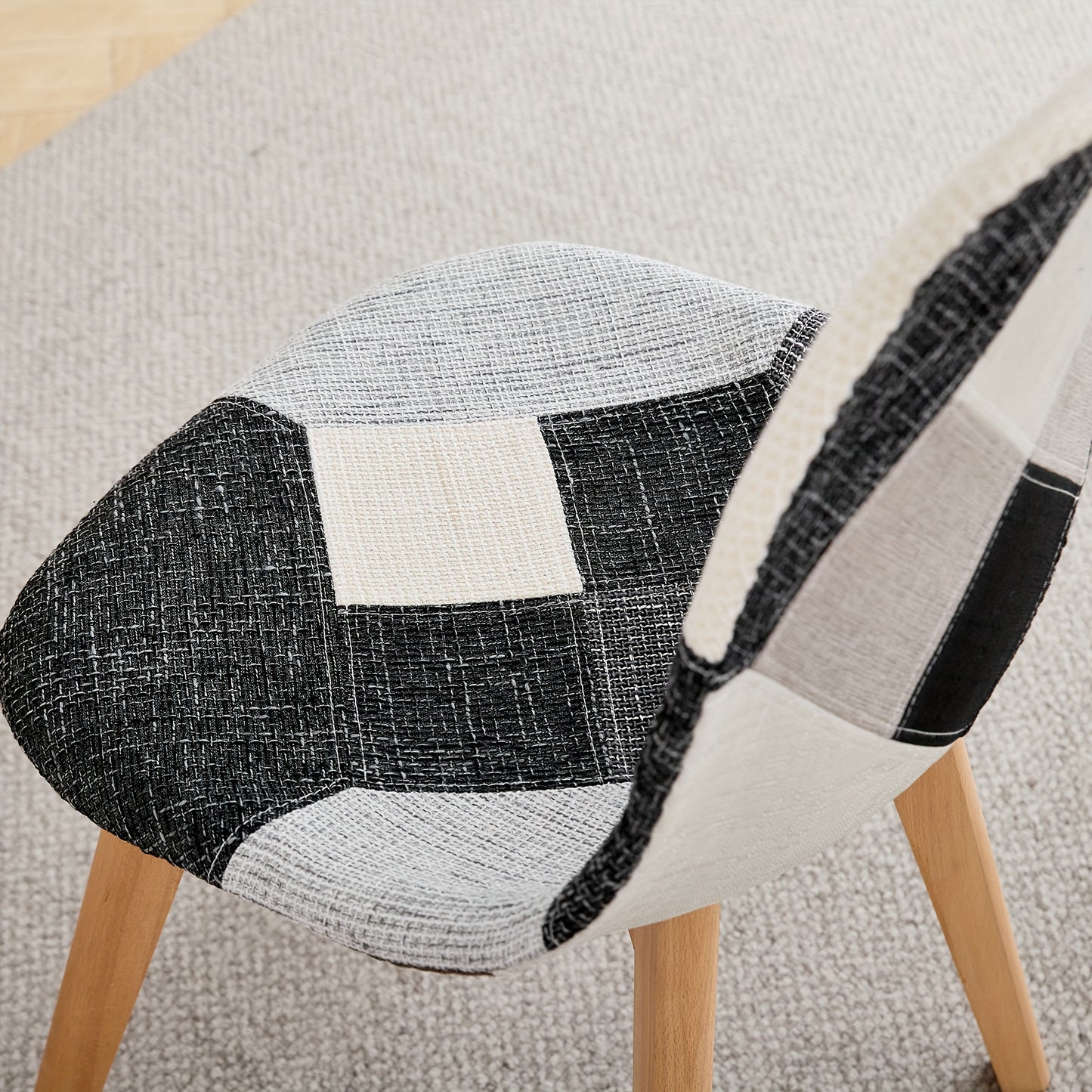 Eetkamerstoel – Stoel – Kuipstoel – Eetkamerstoelen – Keukenstoel – Scandinavisch Design – Ergonomisch – Beukenhouten Poten – Linnen Bekleding – Sponsvulling – Zwart-Wit Geruit