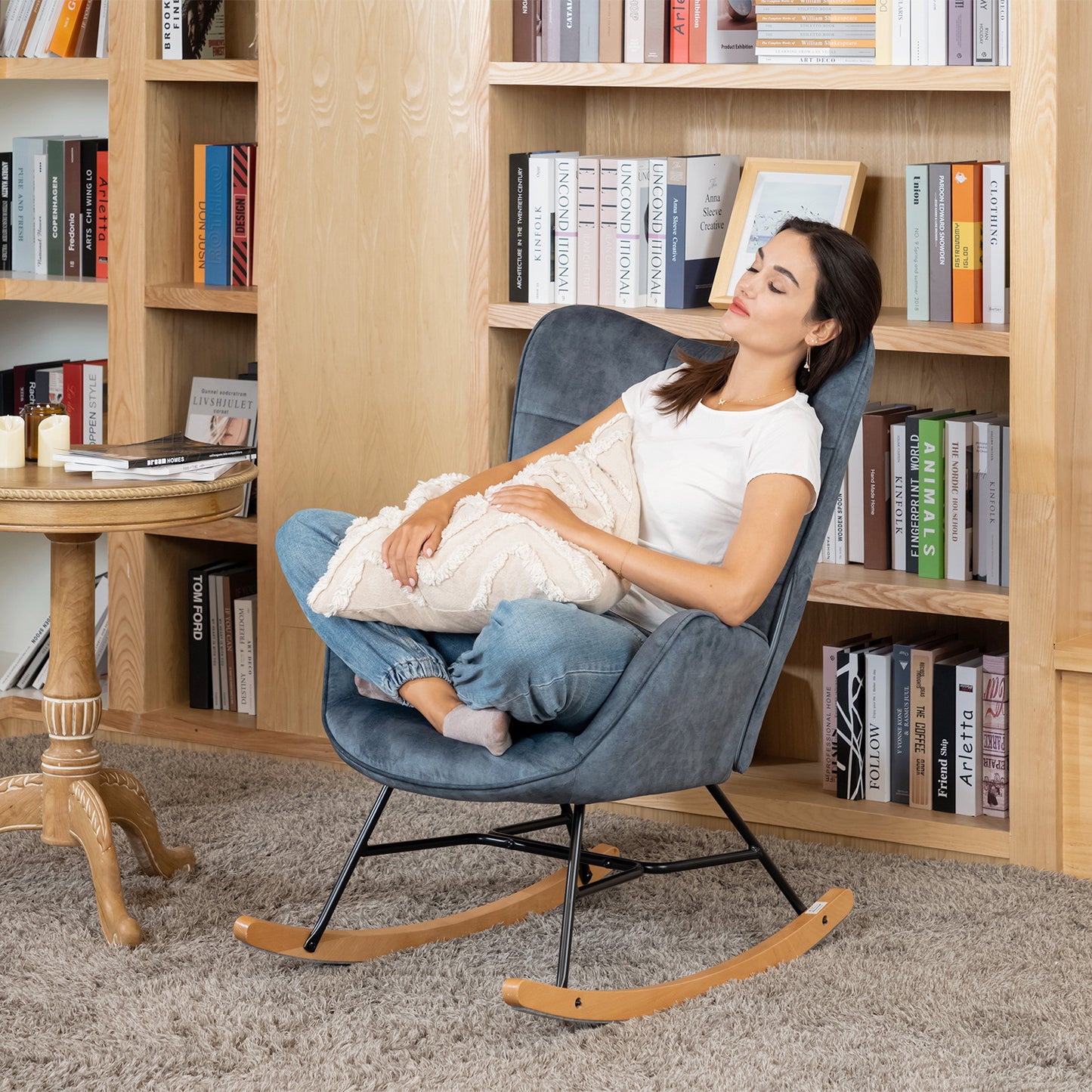 Schommelstoel – Relaxstoel – Fauteuil – Loungestoel – Stoel – Scandinavisch Design – Met Metalen Frame en Beukenhouten Poten – Hoog Rugleuning – Comfortabele Stoffen Bekleding – Blauw – 67x84x97 cm