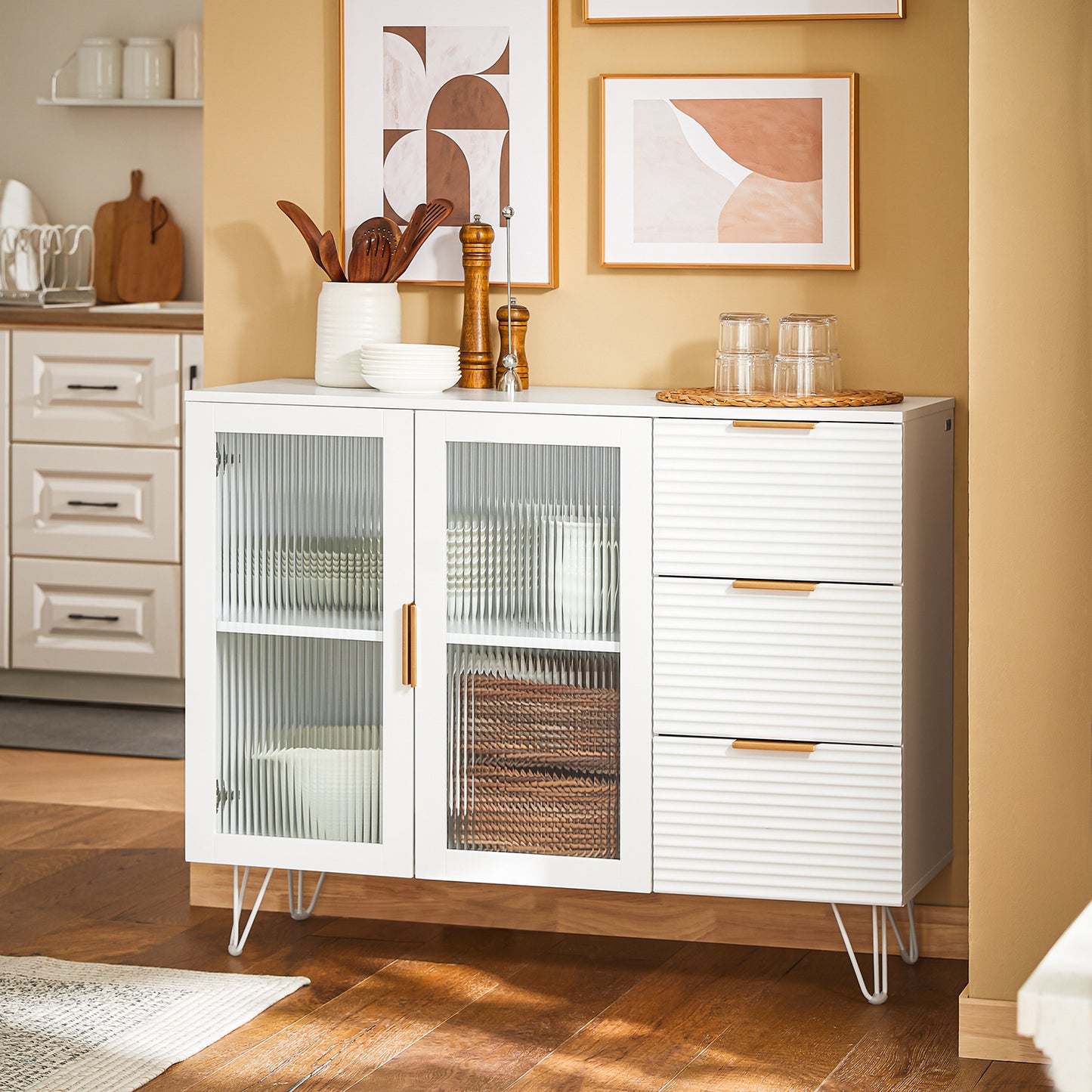 Keukenkastje – Keukenkast – Opbergkast – Buffetkast – Ladeskast – Wit Met Gouden Details – 3 Lades En 2 Glazen Deuren – MDF En Metaal