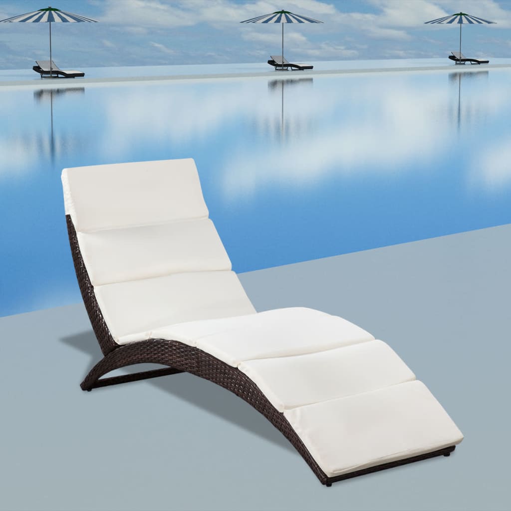 Rattan Ligstoel – Lounger – Zonnebed – Ligbank – Tuinstoel – Weerbestendig PE Rattan – Extra Comfortabel Crème Kussen – Handmatig Verstelbaar – Opvouwbaar – Bruin