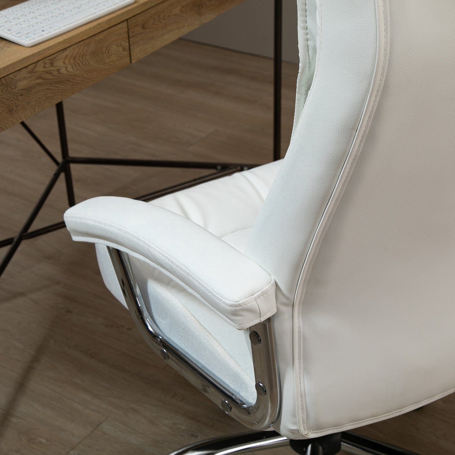 Bureaustoel – Executive Chair – Office Chair – Draaistoel – Ergonomische Stoel – Hoogte Verstelbaar – 360° Draaibaar Met Schommelfunctie – Wit Kunstleer Met Diamantpatroon – Stabiel Metalen Frame 66x69x121 cm