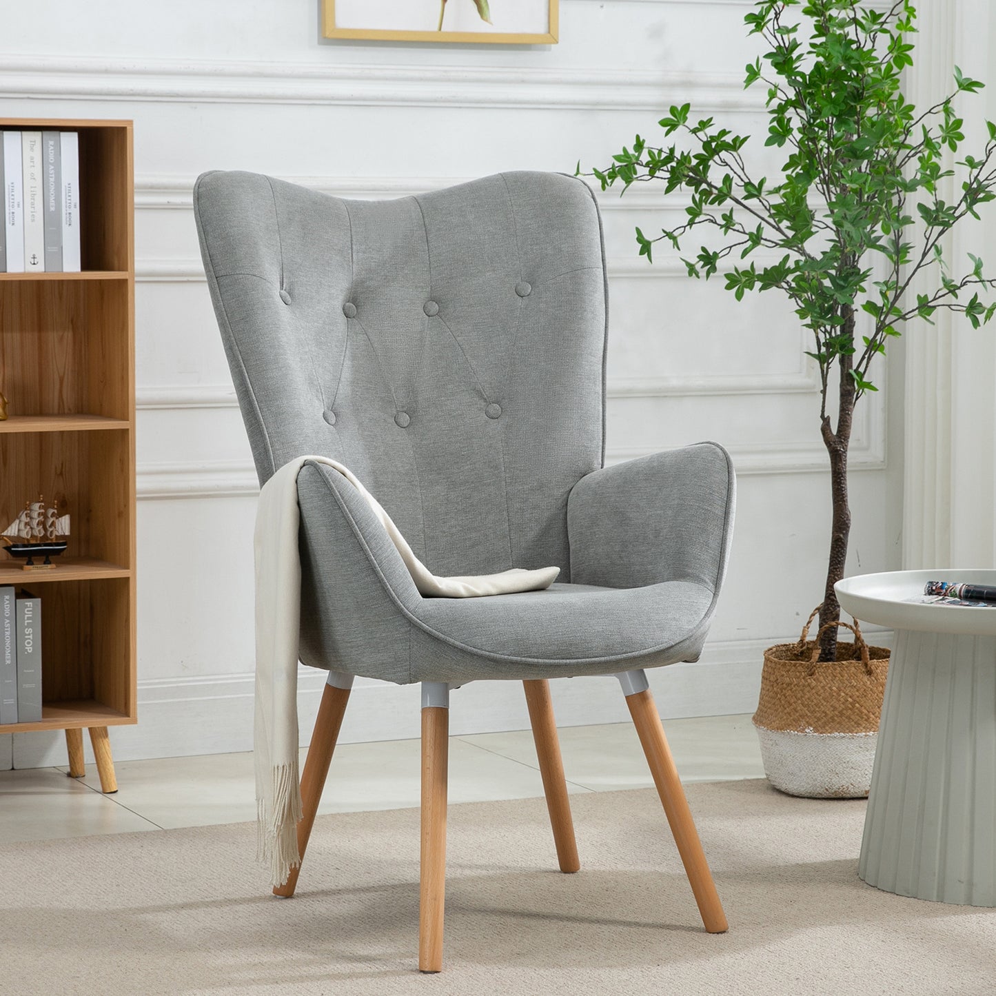 Fauteuil Scandinavisch – Zithoekstoel – Leunstoel – Lounge Chair – Relaxstoel – Grijs Stof – Houten Armleuningen – Afmeting 66x71x109 cm