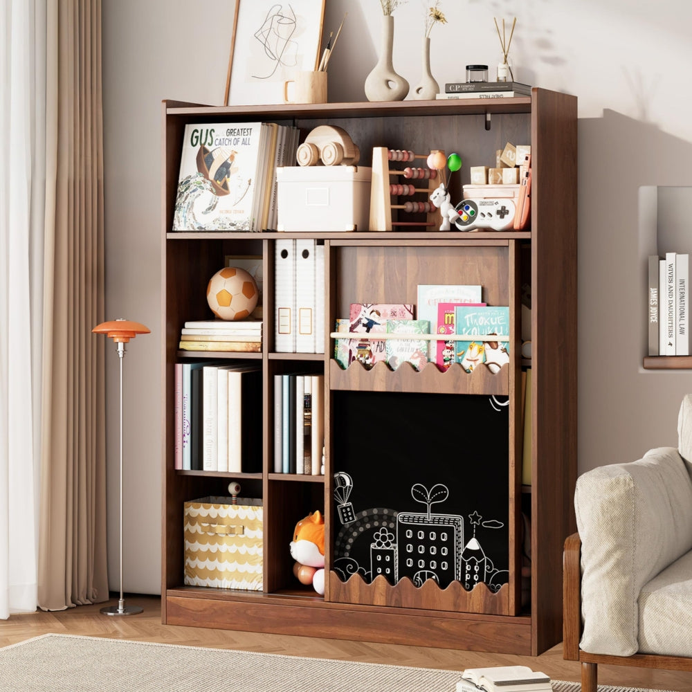 Boekenkast – Boekenrek – Opbergkast – Stellingkast – Vakkenkast – Metalen Boekenkast Retro Bruin – Krijtbord Schuifdeuren – 100 kg Draagkracht – 9 Vakken – Kant-en-klaar – Smal Verticaal Design