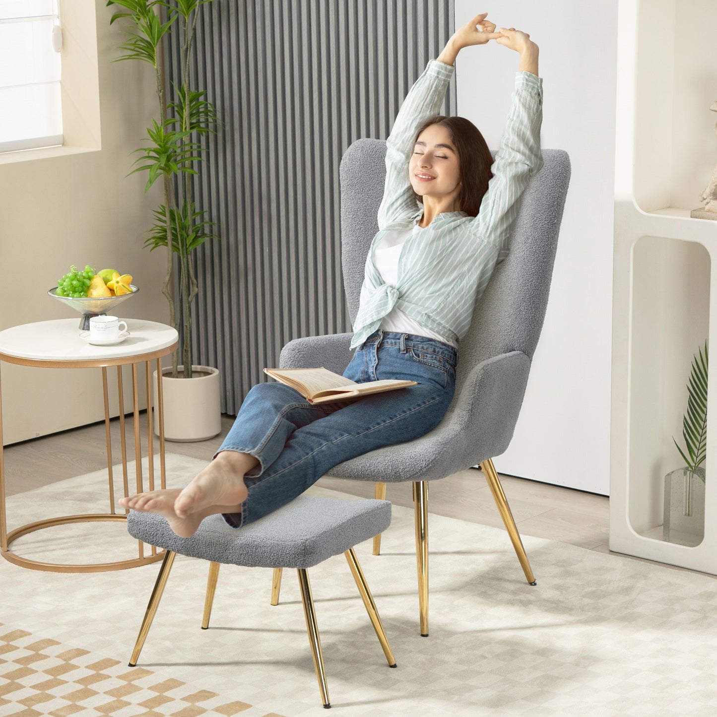 Fauteuil – Lounge Chair – Leunstoel – Relaxstoel – Zitstoel – Met Voetenbank – Ergonomische Hoog Rugleuning – Goudkleurige Metalen Pootjes – Grijs Stof – Modern Design