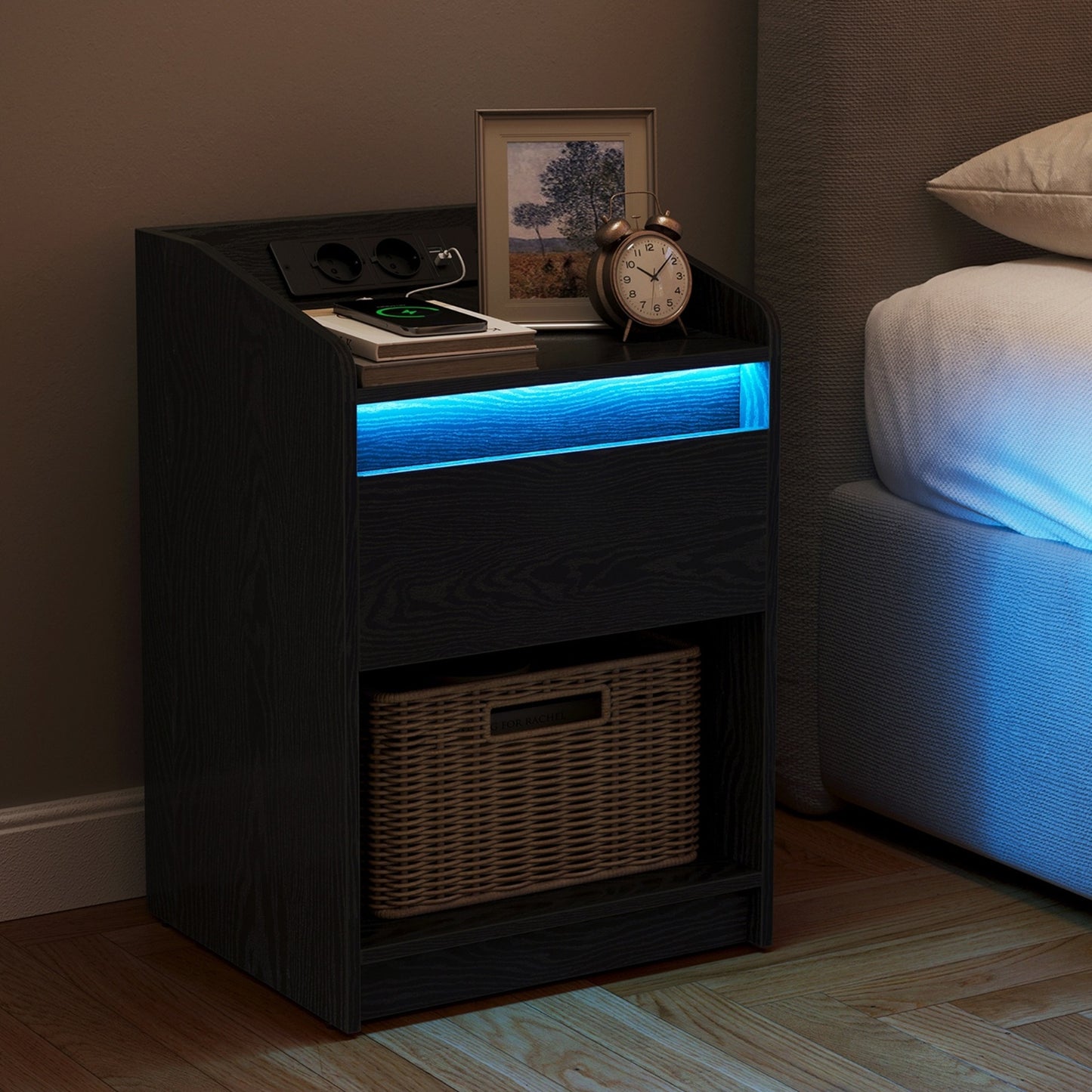 Nachtkastje – Bedside Table – Bijzettafel – Opberglade – Sfeerverlichting – Met LED-Verlichting En Oplaadstation – 2 USB-Poorten En Stopcontacten – Set Van 2 – 35x40x58 Cm – Stevig Hout – Zwart