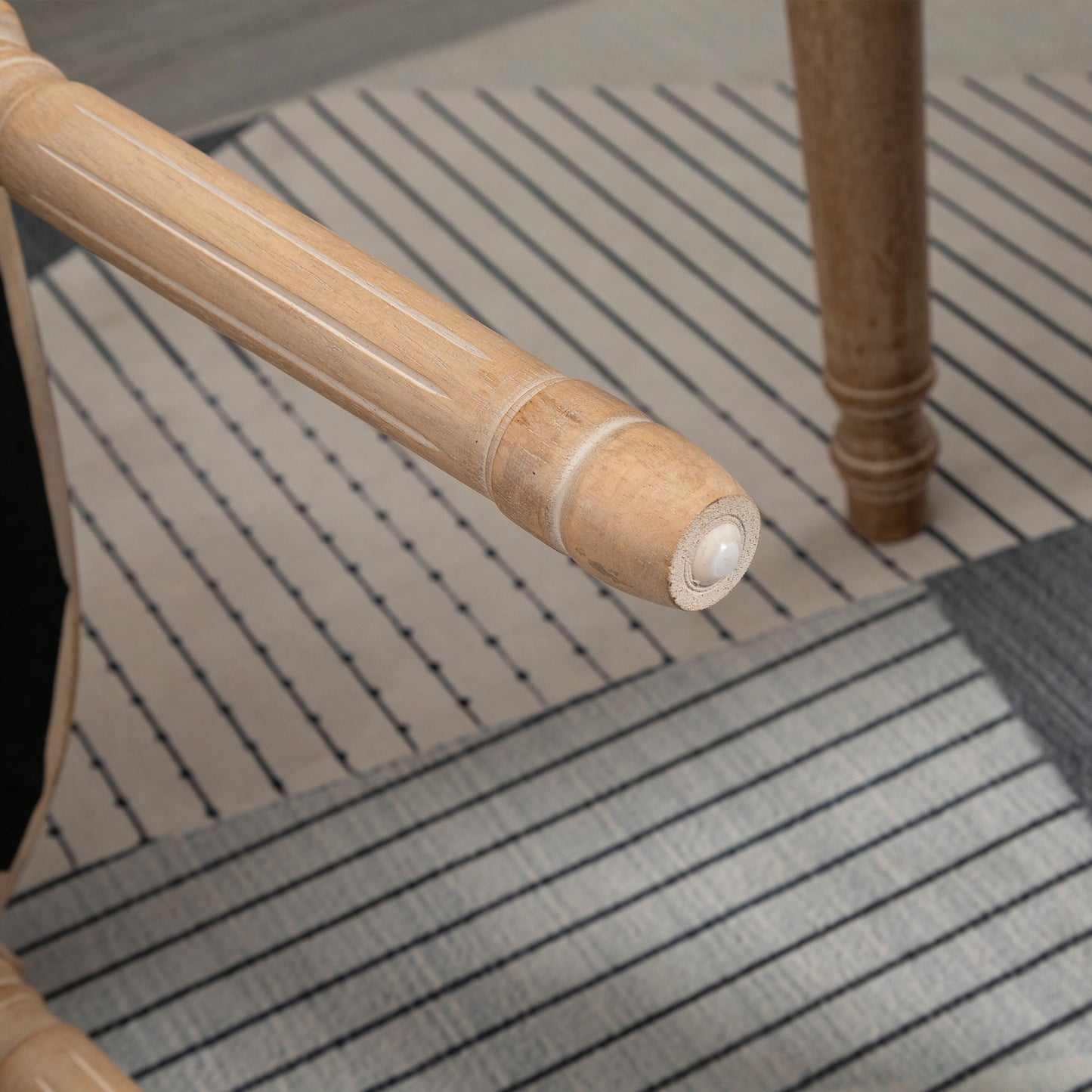 Eetkamerstoelen – Stoel – Keukenstoel – Zithoekstoel – Armstoel – Set van 2 – Rattan Rugleuning – Gestoffeerde Zitting Linnen Look – Massief Houten Poten – Anti-slip Voetjes – Hoog Zitcomfort – Max. 120 kg