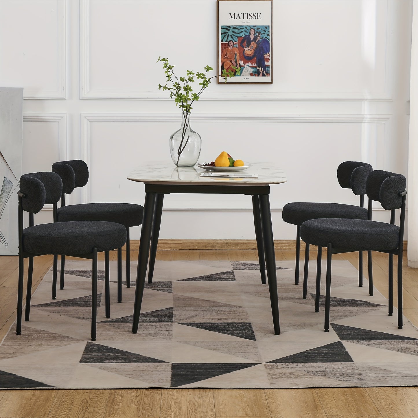 Eetkamerstoel – Keukenstoel – Stoel – Kuipstoel – Set van 4 – Bouclé Bekleding – Zwart Metalen Frame – Comfortabele Gebogen Rugleuning