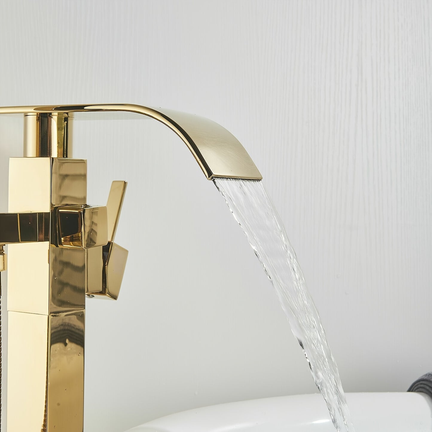 Vrijstaande Badkraan – Vrijstaand Bade-filledrukker – Vloermontage Kraan – Badmengkraan – Gouden Afwerking – Watervaleffect – Hoogwaardig Messing
