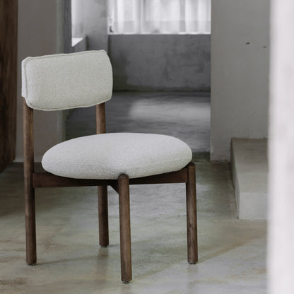Retro Moderne Stoel – Eetkamerstoel – Bureaustoel – Designstoel – Scandinaafse Stoel – Walnoot Houten Frame – Compact Formaat – Comfortabele Schuimzitting