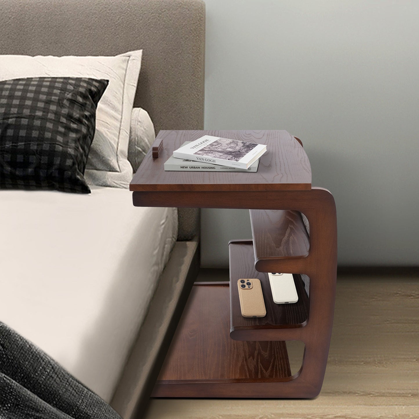 Salontafel met Opbergruimte – Bijzettafel – Koffietafel – Wandtafel – Rolstoeltafel – 4-laags Opbergruimte – Modern C-vormig Design – Rubberhout en IJzer – Wieltjes met Rem – 60 cm Hoog – Notenkleur