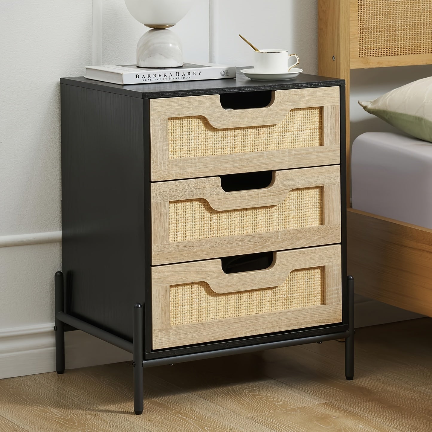 Nachtkastje – Nachtkast – Ladekastje – Bijzettafel – Nachtkastje Hout – Boho Rattan Met 3 Lades – Zwart Met Metalen Poten – Groot Opbergvlak