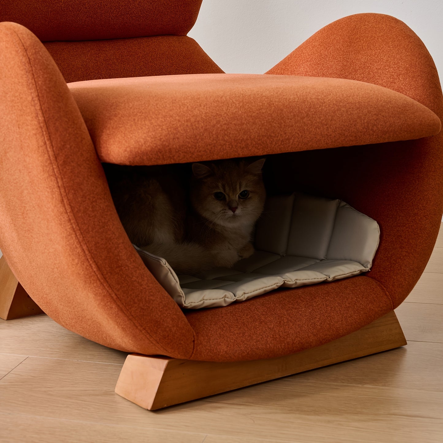 Huisdierbankje – Kattenbank – Hondenbed – Dierenbank – Slaapbank – Bamboe Frame – Memory Foam Vulling – Oranje Bekleding – Anti-Kras – Stabiel Voor Harde Vloeren