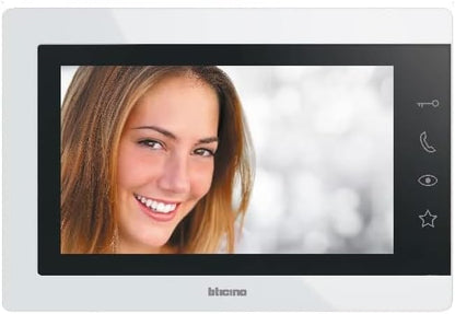 Bticino 317913 Easy Kit Essential Video-intercom voor een gezin, plug-in 2 draden met: 1 externe knop, bel en camera, 1 interne monitor 7 inch (17,8 cm) met handsfree-installatie