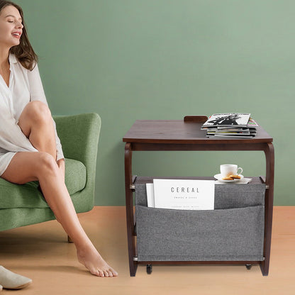 Salontafel met Opbergruimte – Bijzettafel – Koffietafel – Wandtafel – Rolstoeltafel – 4-laags Opbergruimte – Modern C-vormig Design – Rubberhout en IJzer – Wieltjes met Rem – 60 cm Hoog – Notenkleur